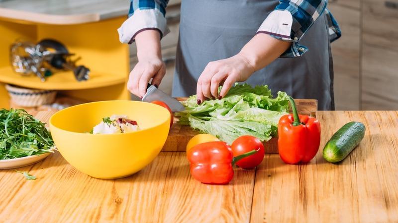 オイシックスは一人暮らしにおすすめ？1ヶ月の食費とコース・2人前の使い切り方など解説！